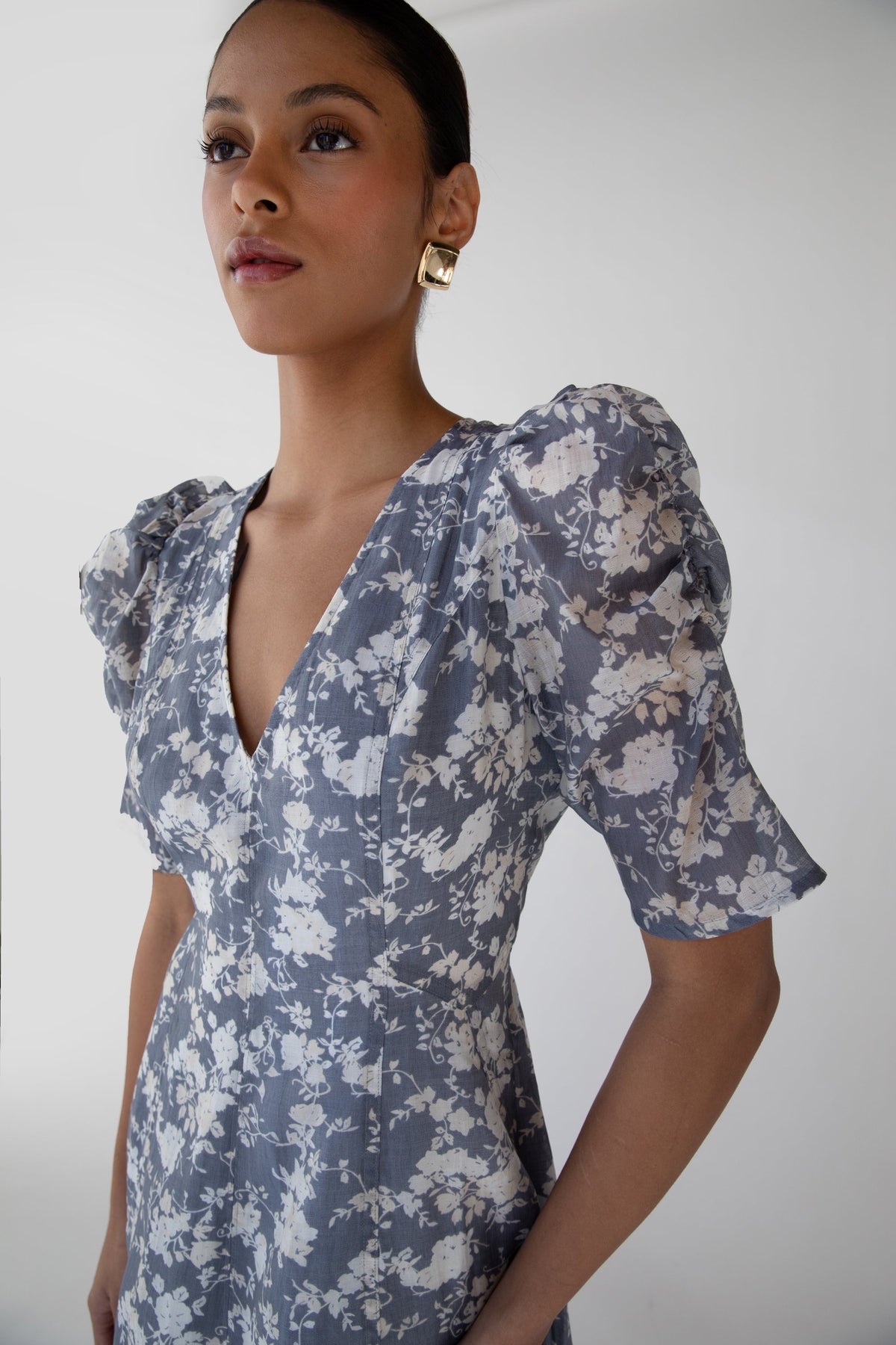 V-NECK PUFF SLEEVE FLORAL MAXI DRESS